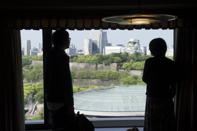 控室の大きな窓からは大阪城が