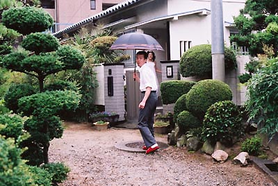 花婿のウエダさん。
赤いサンダルが良い感じ。