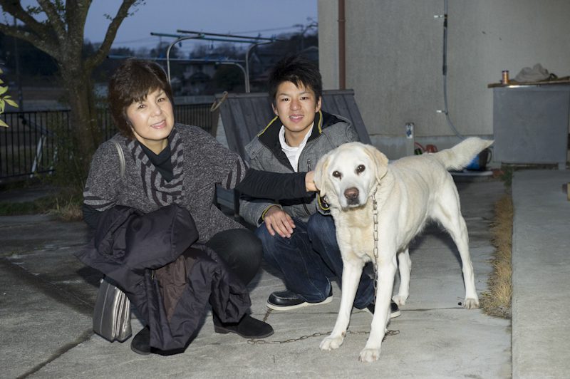 ユーキさんの実家でお母様、愛犬ロビンと記念撮影