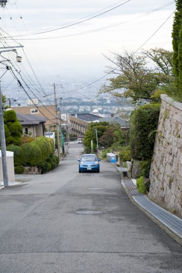 青い車で今日の主役が登場