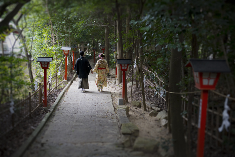 ヨシヒロさんにとって思い出たっぷりの超木岩神社に結婚の報告